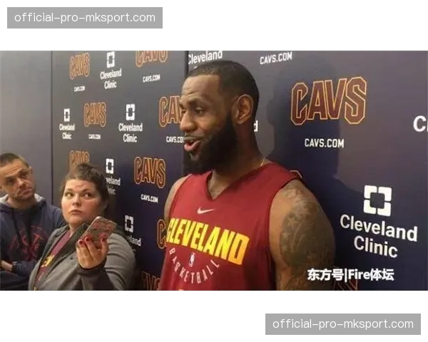 “里昂主教练赛后就争议换人决定回应媒体质疑”