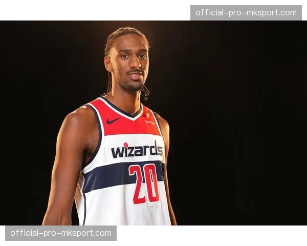 特写：狂热新秀后卫在关键回合完成抢断并快攻得手，点燃主场